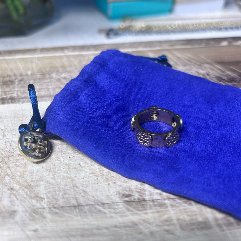 Tory Burch NWOT Gold Logo Ring - Picture 2 of 6